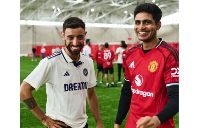 PIX: When Gill's India met Manchester United players