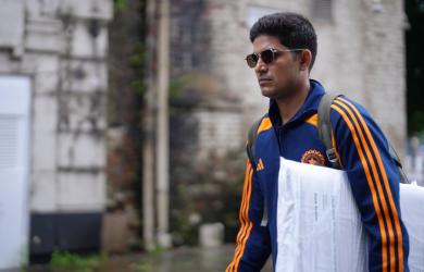 Team India touches down in Manchester for must-win Test