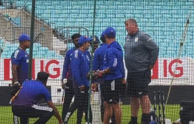 Gambhir, Oval curator in verbal showdown