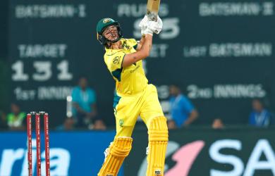 Defending champs Aus outclass NZ in World Cup opener