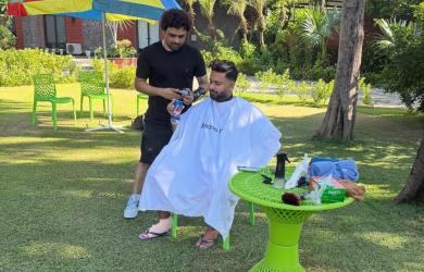 Pant Stumps Fans With Outdoor Salon Pix