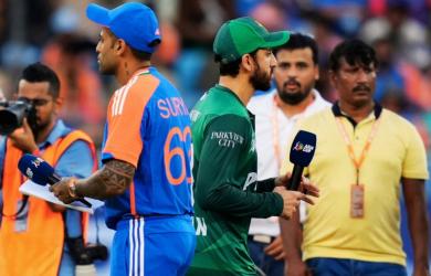 SKY Snubs Handshake with Pakistan Capt at Toss
