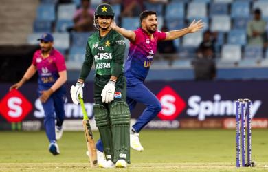Afridi's late cameo rallies Pakistan to 146 vs UAE