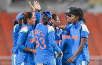 India chase historic series triumph against Australia
