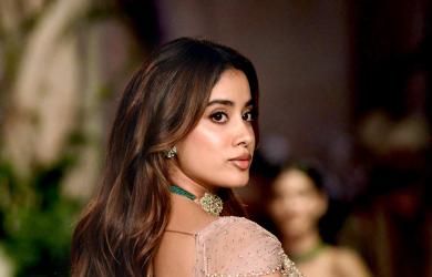 'Gorgeous, Beautiful, Magical' Janhvi