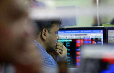 Sensex drops 368 points dragged by bank stocks