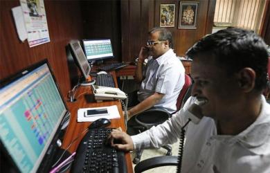Sensex bounces back on buying in metal, bank stocks