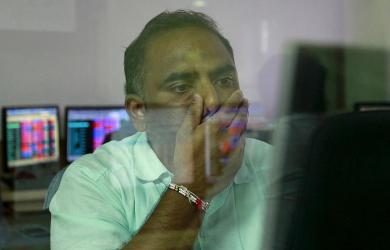 Blue-chip stocks drag Sensex down by 542 points