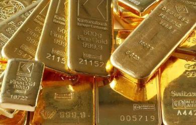 Gold hits lifetime high of Rs 1.05 lakh/10g on tariff jitters