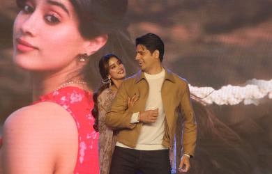 Shreya Sings, Janhvi-Sid Dance!