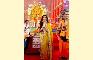 Nimrat Goes Pandal-Hopping This Ganpati