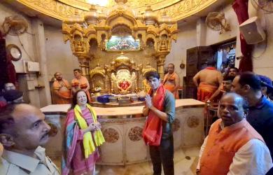 Sidharth Prays For Daughter At Siddhivinayak Temple
