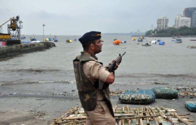 Man flees with rifle from naval sentry in Mumbai