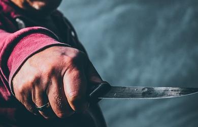 Husband stabs woman to death in front of daughter in Bengaluru