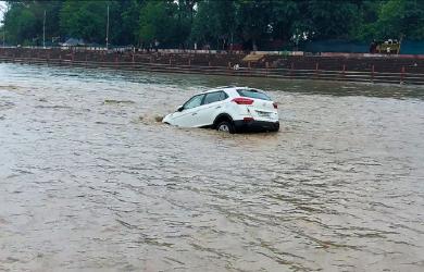 Cab using navigation app falls into canal in Kochi