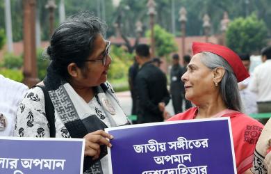 'Kya kar rahe hai aap': Jaya Bachchan loses temper at selfie-seeker