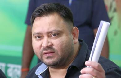 EC 'helping' BJP leaders to secure 2 voter IDs in Bihar: Tejashwi
