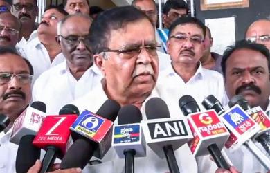 BJP woos sacked K'taka minister amid rift with Cong