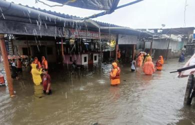 Mumbai rain fury: Mithi river swells, around 400 people evacuated