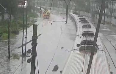 Torrential rains bring Mumbai local trains to a halt, commuters stranded