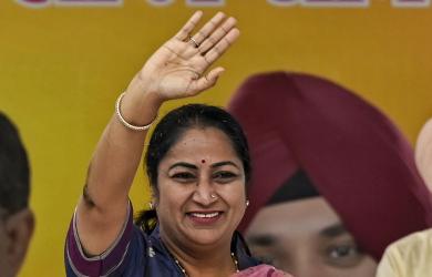 Delhi CM resumes work 2 days after attack