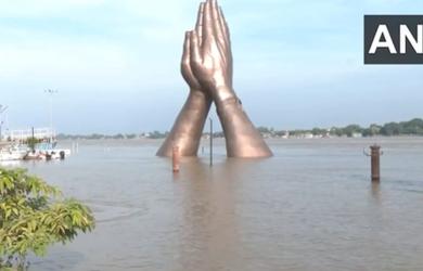 Varanasi's arti, cremations done on rooftop as Ganga floods ghats