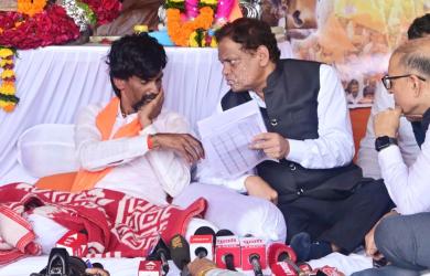 Maharashtra govt in huddle as Jarange's fast continues