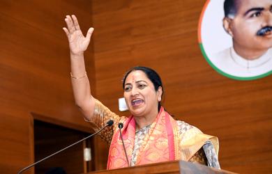 Delhi CM Rekha Gupta attacked during public hearing