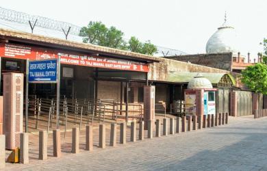 Elderly Mumbai man tied, left in car by family outside Taj Mahal