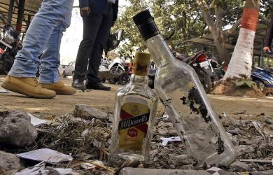 CAG slams Maharashtra excise dept for revenue lapses