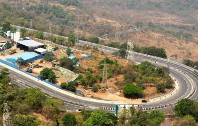 Speeding truck crushes 20 cars on Mumbai-Pune Expressway