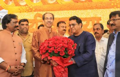 Raj Thackeray drives to Matoshree to greet Uddhav on his birthday