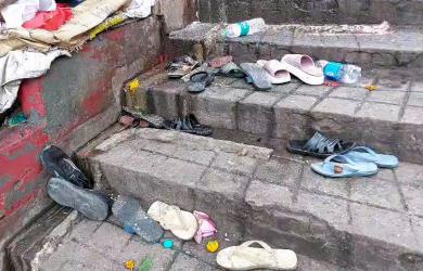 2 dead in stampede after panic over wire at UP temple