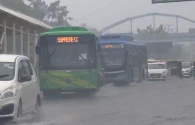 Heavy rain batters Delhi, causes waterlogging; 2 killed