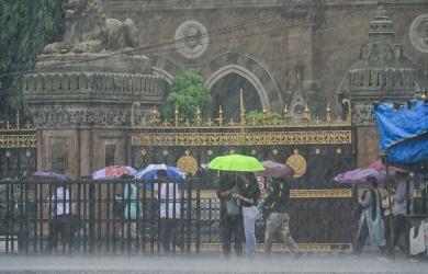IMD issues red alert for Mumbai, 6 Maha districts