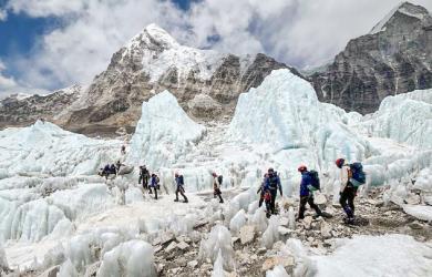 Hiker dies, hundreds stranded on Everest after blizzard
