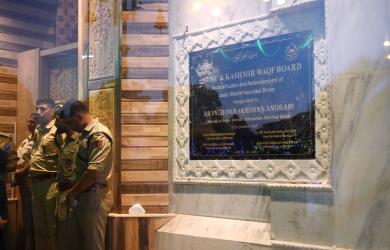 Omar questions use of national emblem on plaque of Hazratbal mosque