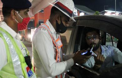 Driver can't be presumed drunk based on smell of liquor alone: HC
