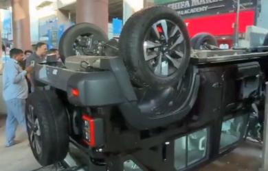 Brand-new Thar crashes out of Delhi showroom, falls on road