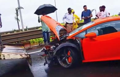 Speeding Lamborghini crashes on Mumbai coastal road