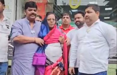 Cong neta forced to wear saree by BJP workers for Modi post