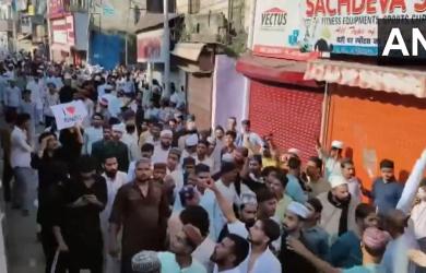 Tension in UP's Bareilly as cops, locals clash outside mosque