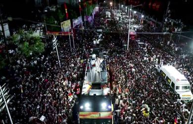 Vijay remained in campaign van, causing overcrowding: FIR