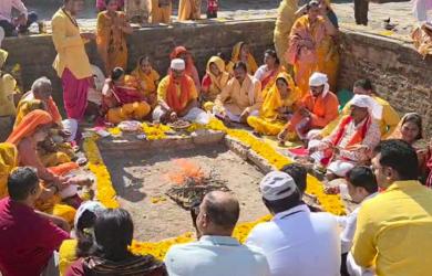 Maha aarti at Bhojshala; Muslims offer namaaz at homes amid protest
