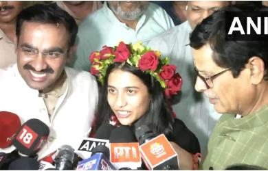 Divya honours childhood coach with touching gesture