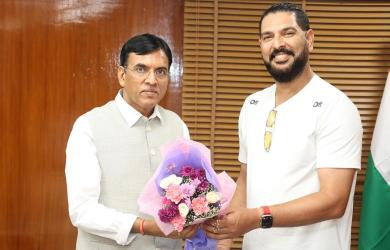 What's Yuvraj Singh planning with the Sports Minister?