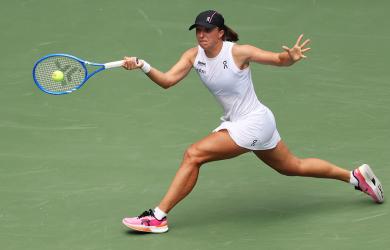 Swiatek notches easy win to reach US Open quarters