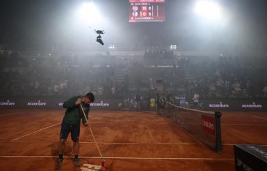 Fireworks smoke brings Italian Open match tohalt