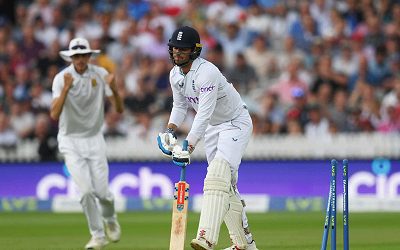 PIX: Eng reduced to 116-6 as rain forces end of play