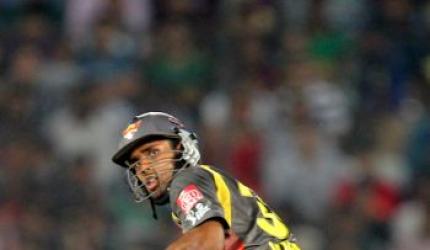 Sunrisers beat Royal Challengers in Super Over